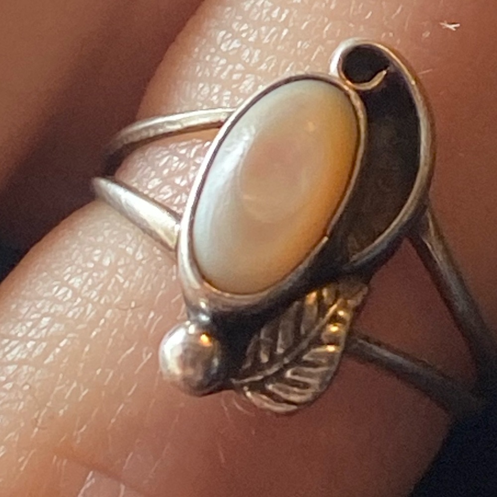 Pawn Sterling Silver Mother of Pearl Ring w Feather and Spiral/ S 5.5